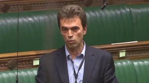 의회에서 넥타이를 매지 않은채 발언하고 있는 영국 자유민주당(LD) 소속 톰 브레이크 의원. [BBC 캡처]