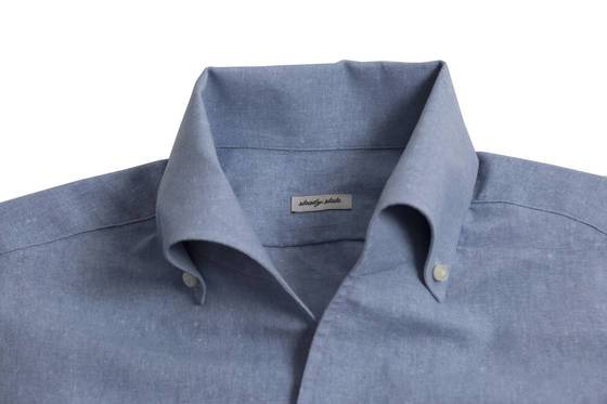 목 뒤와 칼라를 따로 잘라 붙이지않고 한 피스로 만든 원피스 셔츠.