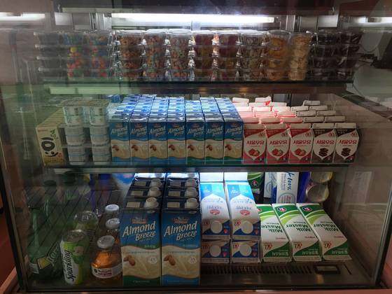 카페에 준비된 다양한 토핑과 우유들. 여러 조합으로 원하는 시리얼을 만들어 먹을 수 있다.