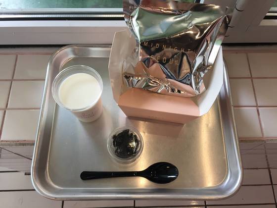 주문한 시리얼과 토핑, 우유는 이렇게 작은 은색 쟁반에 내준다. 핑크빛 상자에 시리얼을 뜯어 담고 우유와 토핑을 부어 먹으면 된다.