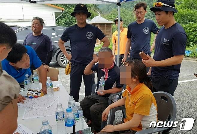 25일 오전 10시쯤 충북 괴산군 칠성면에서 전날 산을 오르다 실종된 A씨(59·충남 천안) 부부가 무사히 하산해 건강 상태를 확인하고 있다.(괴산소방서 제공)2017.7.25/뉴스1© News1