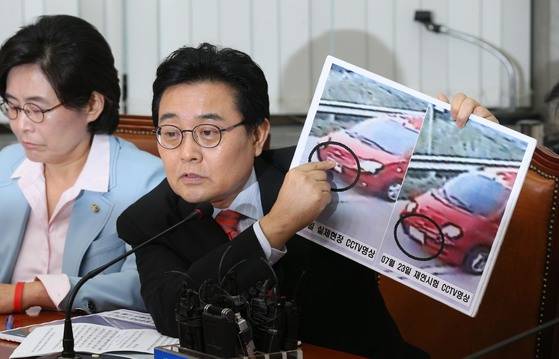 2015년 7월 당시 전병헌 새정치민주연합 최고위원(현 청와대 정무수석비서관)이 국정원 직원 임 모 과장의 마티즈 차량에 대한 바꿔치기 의혹을 다시 제기하고 있다. [중앙포토]