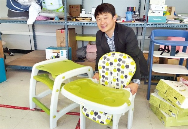 인경진 아이쿠우 대표가 대전 충남대 창업보육센터 내 사무실에서 의자를 분리·조립하는 시범을 보이고 있다.  문혜정 기자