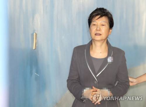 (서울=연합뉴스) 임헌정 기자 = 대법원이 25일 대법관 회의에서 오는 8월 1일 자로 현행 '법정 방청 및 촬영 등에 관한 규칙'을 개정해 재판선고의 생중계를 허용키로 했다. 이에 따라 재판장의 허가를 거치면 박근혜 전 대통령이나 이재용 삼성전자 부회장 등의 선고 결과를 전 국민이 법정에 가지 않고도 생생히 확인할 수 있게 됐다. 피고인의 동의가 없어도 공적 이익이 더 크다고 재판장이 판단할 경우 중계방송이 허용된다.      박근혜 전 대통령이 이날 서울 서초구 서울중앙지법에서 열린 속행공판에 출석하기 위해 차량에서 내려 법정으로 향하고 있다.     kane@yna.co.kr