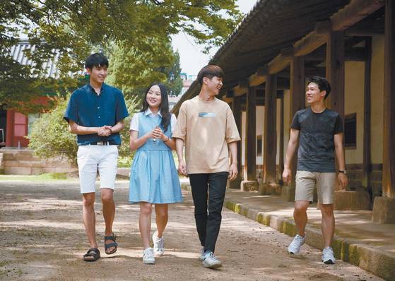 성균관대 2017학년도 수시모집 학생부종합전형에 합격한 진한솔군·조승아양·최창현군·김규동군(왼쪽부터)이 성균관 유생들이 공부하며 머무르던 양현재를 걸으며 이야기를 나누고 있다.