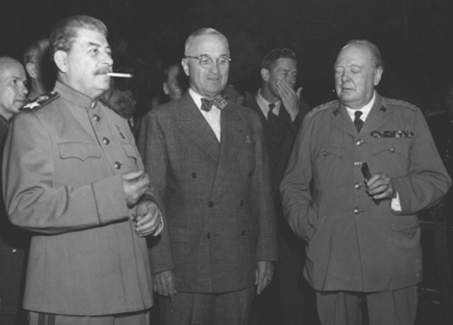 ▲ 포츠담 회담에서 대화를 나누고 있는 스탈린, 트루먼, 처칠(왼쪽부터). ⓒ 미국국립문서보관소