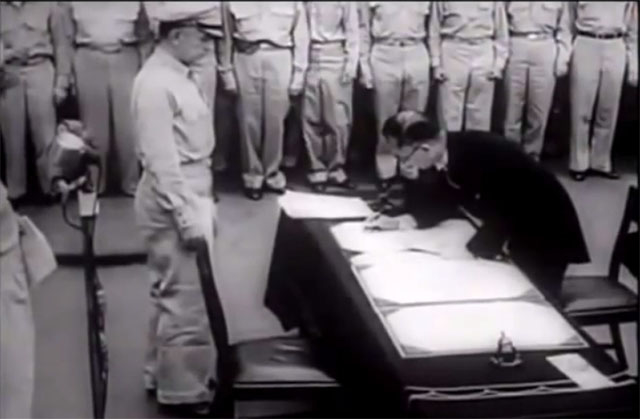▲1945년 9월 2일 일본 외무대신 시게미쓰 마모루가 USS 미주리함에서 항복 문서에 서명하고 있는 모습. ⓒ유튜브