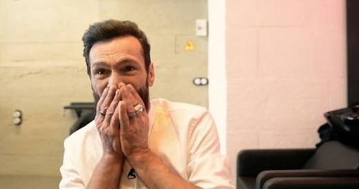 거울을 보지못하고 있다가 자신이 달라진 모습을 확인하자마자 믿을 수 없다는 눈빛을 하고 있다.