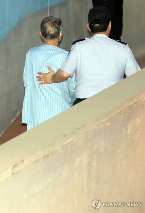 (서울=연합뉴스) 김주성 기자 = 김기춘 전 대통령 비서실장이 27일 오후 서울 서초동 서울중앙지법에서 열린 '블랙리스트' 관련 결심공판에서 징역 3년을 선고받은 뒤 구치소로 돌아가고 있다.     utzza@yna.co.kr