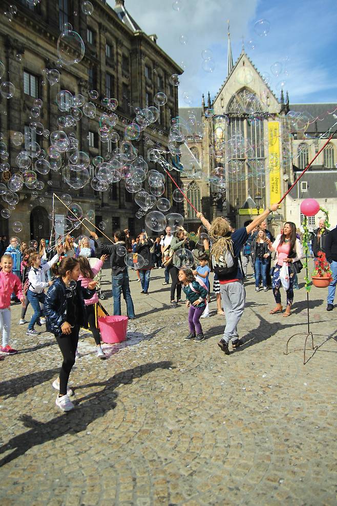 왕궁 앞 광장에서 예술을 하는 사람들