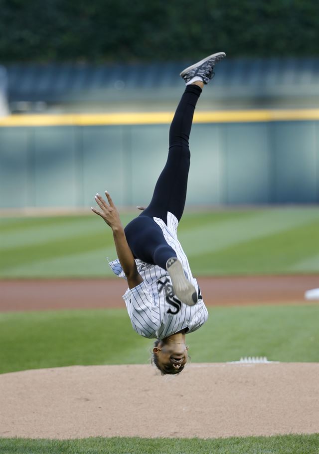 시카고에서 28일 열린 MLB 시카고 컵스- 시카고 화이트삭스의 경기를 앞두고 체조 선수 애쉬튼 로클리어가 화려한 동작으로 시구를 하고 있다. 일리노이=AP연합뉴스