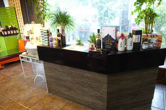 석이원 카운터에는 석로주·석이멍게젓갈·아로마 등 이상권 대표가 생산하는 제품들이 진열돼 있다. 현장 판매도 하고 택배도 가능하다.