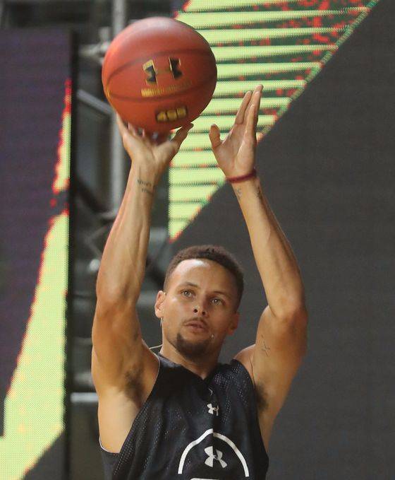 커리가 팬 미팅 행사 중 열린 5대5 경기에서 3점 슛 기술을 선보였다. [연합뉴스]