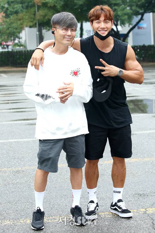 터보 마이키, 김종국이 28일 오전 서울 영등포구 여의도동 KBS신관 공개홀에서 진행된 KBS 뮤직뱅크 리허설에서 참석하기 위해 출근하고 있다.