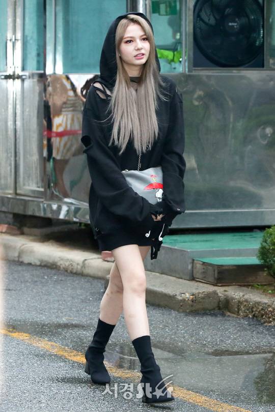 가수 샤넌이 28일 오전 서울 영등포구 여의도동 KBS신관 공개홀에서 진행된 KBS 뮤직뱅크 리허설에서 참석하기 위해 출근하고 있다.