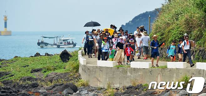 29일 개막한 '제7회 제주 수월봉 지질공원 트레일' 에 참가한 탐방객들이 수월봉 일원을 탐방하고 있다.© News1