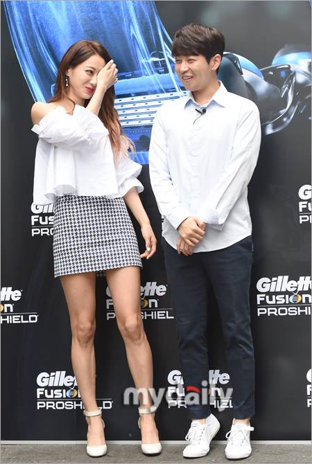 ▲경리 옆 딘딘 '까치발을 들어보지만…'