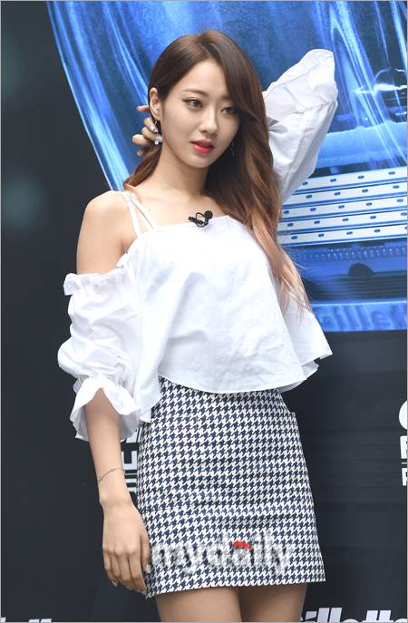 ▲경리 '머리카락 넘기니 V라인이'