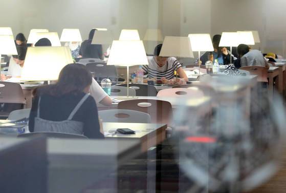 도서관에서 공부하는 취업준비생들.<저작권자(c) 연합뉴스, 무단 전재-재배포 금지>