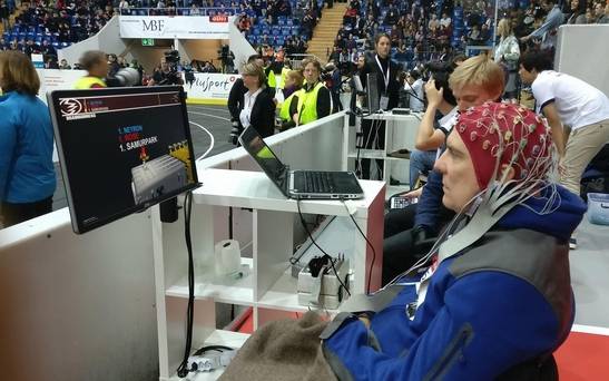 지난해 10월 스위스 취리히에서는 ‘사이배슬론(Cybathlon)’ 대회에 참가한 한 장애인 선수가 뇌파만으로 게임을 하는 종목에 출전하고 있는 모습 /사이배슬론 홈페이지 캡처