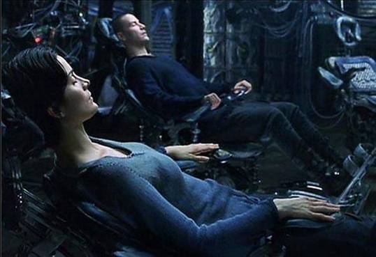 컴퓨터 시스템과 인간의 뇌가 연결돼 데이터를 주고받을 수 있는 매트릭스 시스템 /영화 매트릭스 캡처