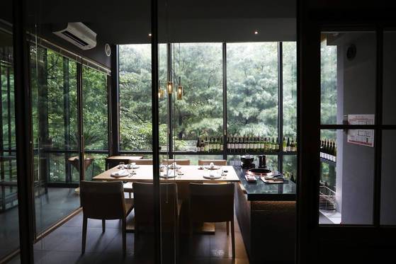 한우 전문점 '수린'은 도산공원을 보며 한우 각 부위를 코스로 즐길 수 있다. 김경록 기자