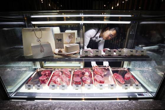 최근 청담동에 문을 연 '붓처리서울' 입구. 투명진열대엔 부위별로 고기가 진열돼 있다. 김경록 기자