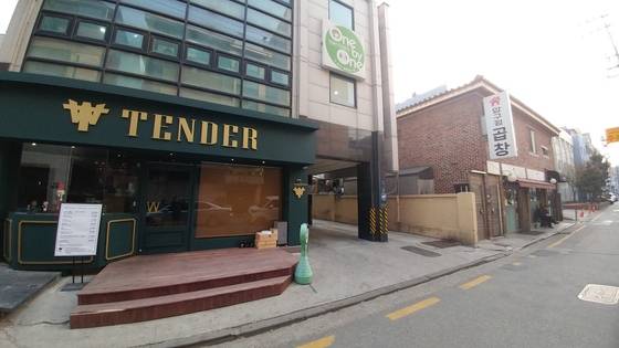 '본앤브레드'에서 1년간 일한 윤정우 대표가 그곳 고기를 받아 운영하는 '우텐더'. [사진 중앙포토]