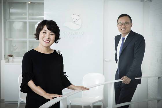 스노우폭스플라워 매장에서 만난 김승호 회장과 배양숙. 장진영기자