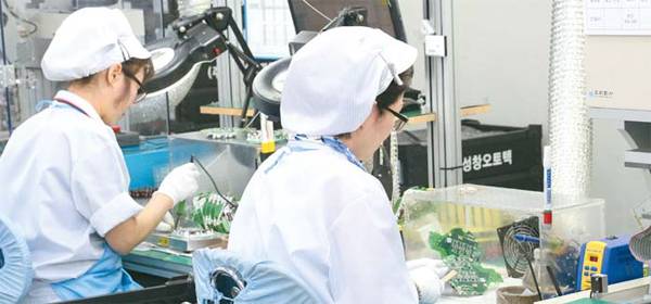 경기 안성에 위치한 성창오토텍 전장 생산라인에서 직원들이 전기차 인버터에 케이블을 연결하고 있다. 전기차 인버터는 현대자동차 아이오닉 등에 공급된다.  [사진 제공 = 성창오토텍]