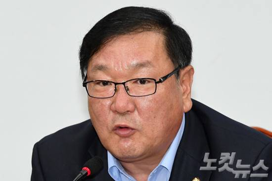 김태년 더불어민주당 정책위 의장이 31일 오전 서울 여의도 국회 더불어민주당 원내대표 회의실에서 열린 '탈원전' 정책 당정협의에서 모두발언을 하고 있다. (사진=박종민 기자)