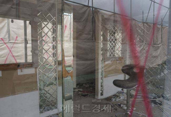 문을 닫은 성매매 업소 내부. 유리문에 붉은 스프레이로 ‘X’자가 그려져 있다. [사진=박로명 기자/dodo@heraldcorp.com]