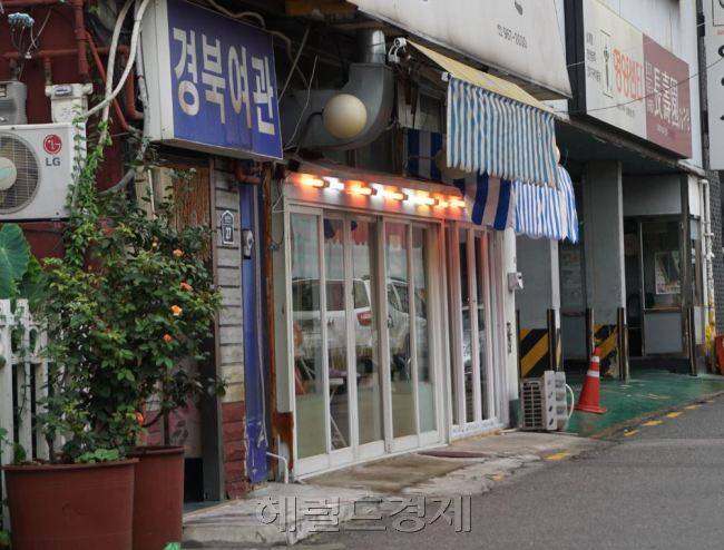 ‘청량리588’ 일대에서 아직 영업을 하고 있는 성매매 업소. [사진=박로명 기자/dodo@heraldcorp.com]