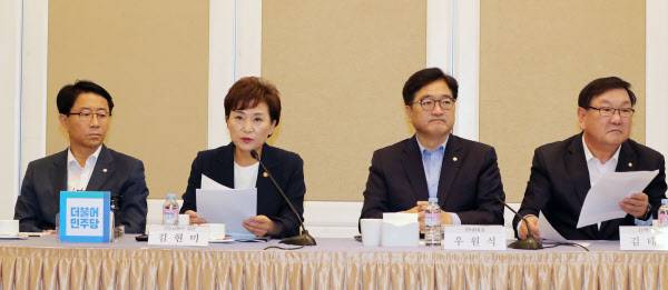 김현미 국토교통부 장관이  2일 오전 국회에서 열린  주택시장 안정화 방안 당정협의에서 발언하고 있다. 왼쪽부터 조정식 국회 국토교통위원장, 김 장관, 더불어민주당 우원식 원내대표, 태년 정책위의장.