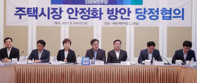 우원식 더불어민주당 원내대표가 2일 오전 국회에서 열린 주택시장 안정화 방안 당정협의에서 발언을 하고 있다. 왼쪽부터 국토위 민주당 간사 민홍철 의원, 조정식 국토교통위원장, 김현미 국토교통부장관, 우원식 원내대표, 김태년 정책위의장, 홍익표 정책위수석부의장, 안호영 정책위부의장. [사진제공=연합뉴스]