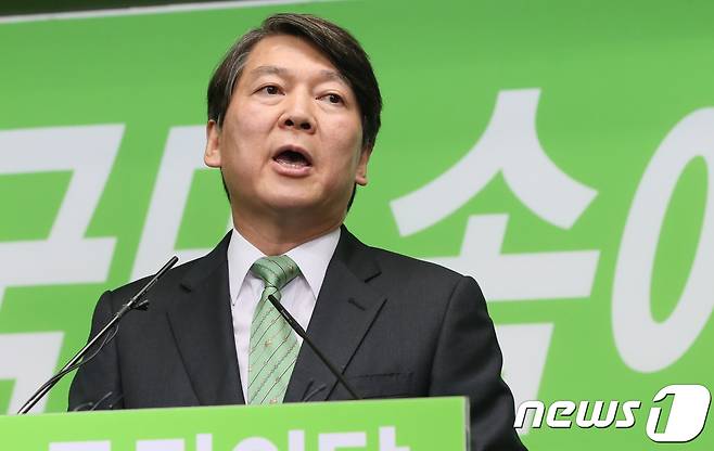 안철수 국민의당 전 상임 공동대표가 3일 서울 여의도 당사에서 당 대표 출마 기자회견을 하고 있다. 2017.8.3/뉴스1 © News1 송원영 기자