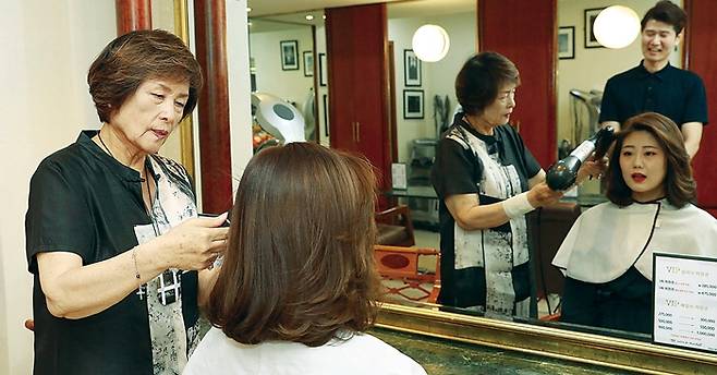 ‘미스코리아 제조기’로 명성을 떨친 하종순 마샬뷰티살롱 회장이 모델에게 직접 시연하며 당시 일화를 들려주고 있다.