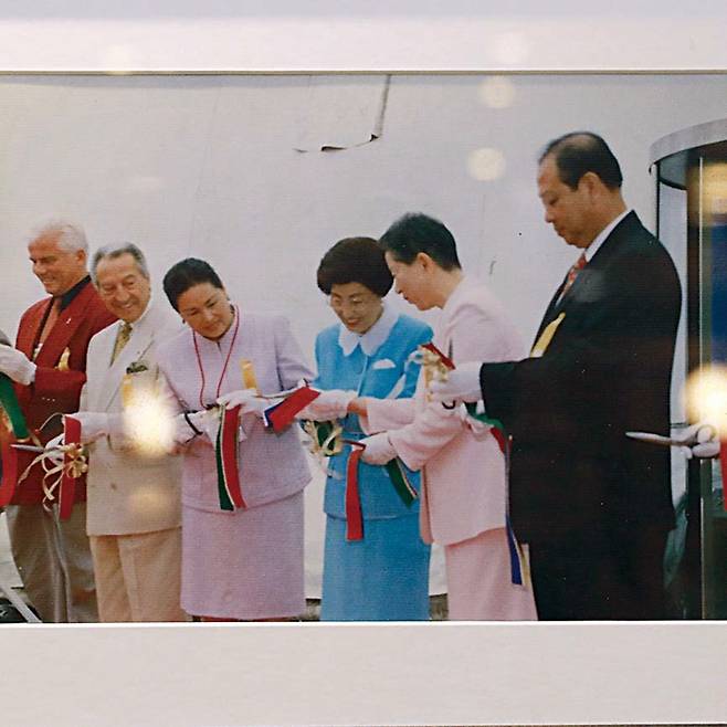 1998년 서울에서 열린 세계미용대회 개막식에서 하 원장(왼쪽 세번째)이 당시 김대중 대통령 부인 이희호씨(왼쪽 네번째)와 함께 테이프커팅을 하고 있다.