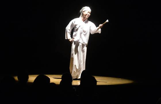 개그맨 지망생들이 지난 7월 28일 코미디홀에서 개그 공연을 하고 있다. 프리랜서 김성태