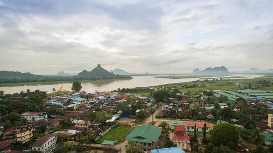 탄륀강과 어우러진 미얀마 파안의 전경.