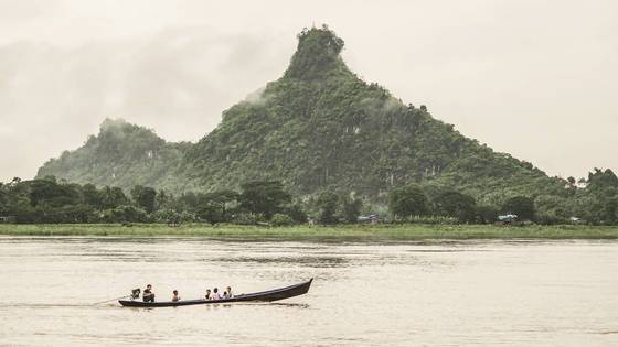 파안 선착장에서 바라본 가파른 바위산.