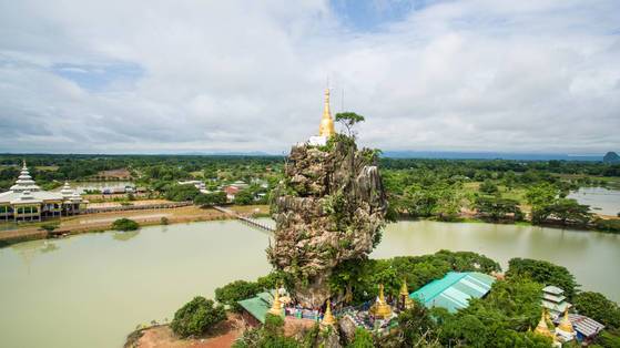 바위산 위에 세워진 까욱칼랍 사원.