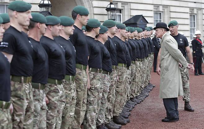 필립 에든버러 공작이 2일(현지시간) 런던 버킹엄 궁전 포어코트에서 열린 왕실 해병대 퍼레이드에 참석,해병대원들과 이야기 나누고 있다. [AP=연합뉴스]