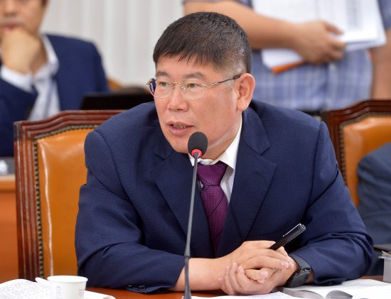 19일 오전 서울 여의도 국회 미래창조과학방송통신위원회 회의실에서 열린 이효성 방송통신위원회 위원장 후보자 인사청문회에 참석한 국민의당 김경진 의원이 이 후보자 자녀의 이중국적에 대해 질타하고 있다. 사진=뉴시스