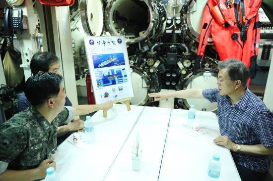 지난 3일 진해 공관에서 휴가중인 문재인 대통령이 경남 진해 해군기지 내 잠수함사령부를 방문해 안중근함내 안에서 잠수함사령관 박노천 소장으로부터 설명을 듣고 있다. 사진=청와대 제공