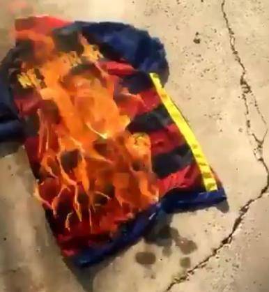 FC바르셀로나 축구팬인 모하메드 아메드가 4일(한국시간) 네이마르 이적에 격분해 유니폼을 불태우는 영상을 트위터에 올렸다. [바르셀로나 축구팬 트위터 캡처]