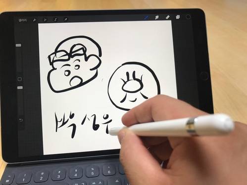 아이패드 프로 10.5를 사용해 그림을 그리는 모습 /박성우 기자
