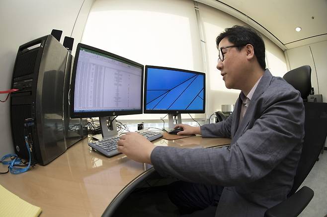 이상철 서울지방고용노동청 디지털증거분석팀장이 1일 오전 서울 중구 서울지방고용노동청 광역근로감독과에서 디지털 포렌식을 통한 통신자료 분석 기법을 시연하고 있다. 김성광 기자 flysg2@hani.co.kr