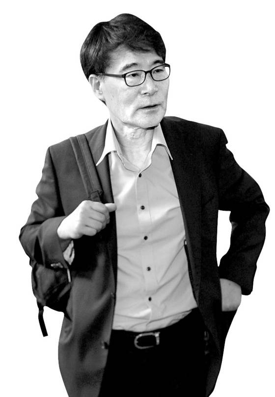 장하성 청와대 정책실장의 백팩 패션. 5월 24일 오전 서울 종로구 통의동 국정기획자문위원회 사무실로 출근하고 있다. [사진 중앙포토]