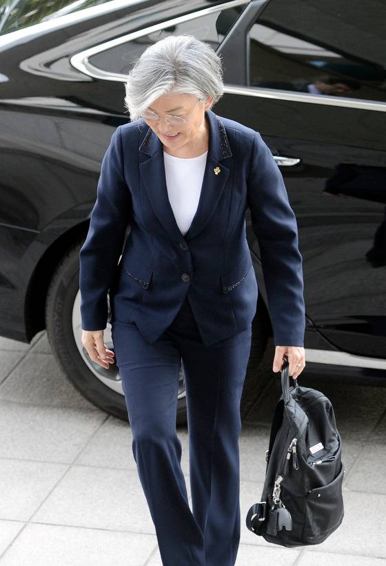 강경화 외교부장관도 정장에 백팩을 즐겨 매치한다. 종로구 외교부청사에 출근하고 있는 모습. [사진 중앙포토]